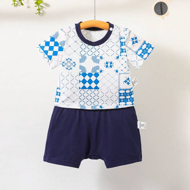 SHEIN Newborn Baby Boy Baby Girl Leisure Knitted Soft Geometric Pattern Color Block Short Sleeve Top And Solid Color Shorts Set With Elastic Waistband, Suit