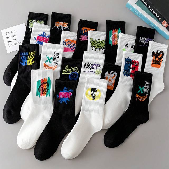 SHEIN 10 Pairs Random Style Black & White Unisex Graffiti Design Mid-Calf Socks For Couple Daily Use