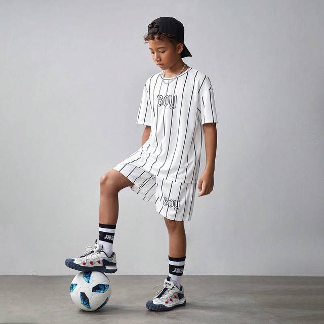 SHEIN Tween Boys&#39; Knitted Striped & Printed Drop Shoulder Short Sleeve T-Shirt And Shorts Casual Outfit Set