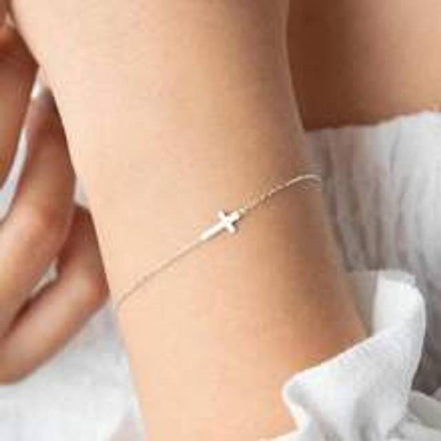 1 st ömtåligt minimalistiskt korskedjearmband, lämpligt för dagligt slitage för damer, en present till flickor - Silver (En-Storlek)
