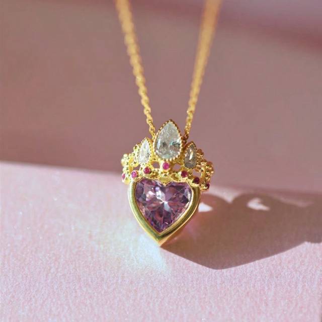 SHEIN 1pc Women&#39;s Fashionable Hollow Out Crown Necklace With Rhinestone Inlay, Elegant & Simple Heart Pendant Collarbone Chain, Ideal For Festival Gift Vale