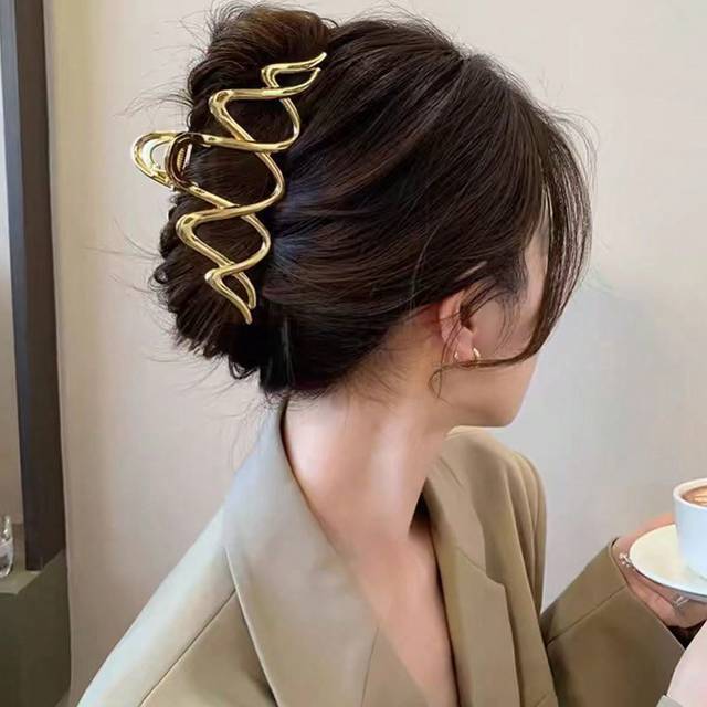 SHEIN 1pc Large Faux Pearl & Gold-Tone Curved Hair Clip/Wave Shape Metal Hair Claw/Hair Claw, Perfect For Daily Hairdo And Updos Women Hair Accessory