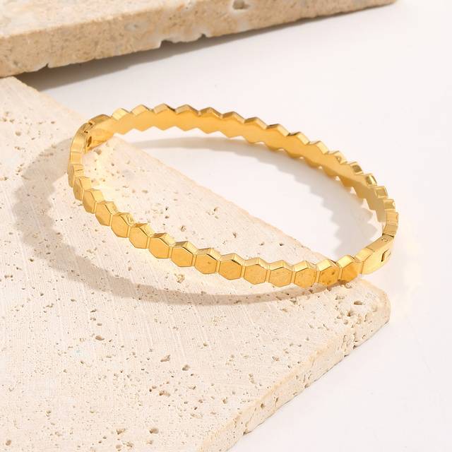 SHEIN A Metallic Minimalist Honeycomb Casual Style Women&#39;s Stainless Steel Bracelet Is Perfect For An Anniversary Gift