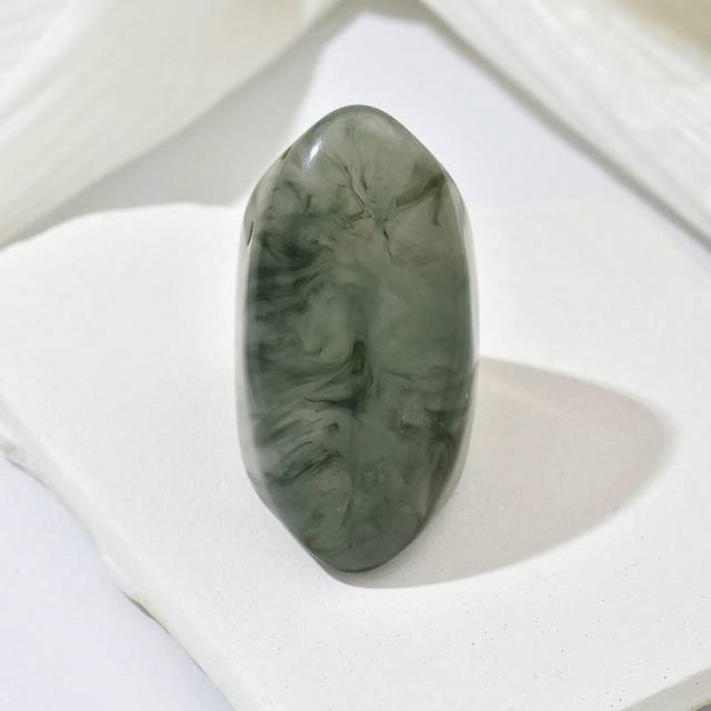 SHEIN 1 Piece Of Fashionable And Atmospheric Bohemian Imitation Jadeite Jade Ring Natural Green Resin Retro Ring Suitable For Women To Wear As A Gift To Exp