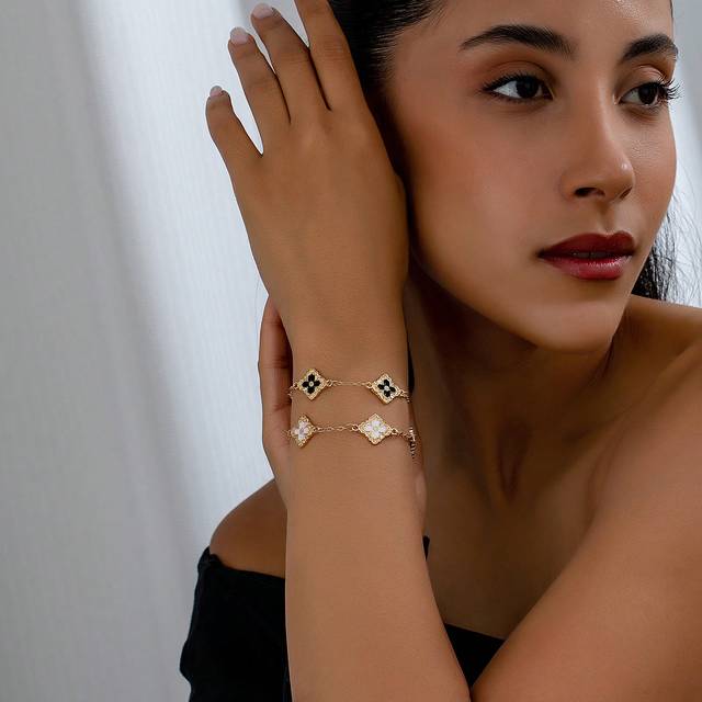 SHEIN (2pcs/Set) 2pcs Simple And Stylish Lucky Clover Bracelet, Featuring Gold Dripping Four-Leaf Clover Charm Matching With White And Black Multilayer Chai