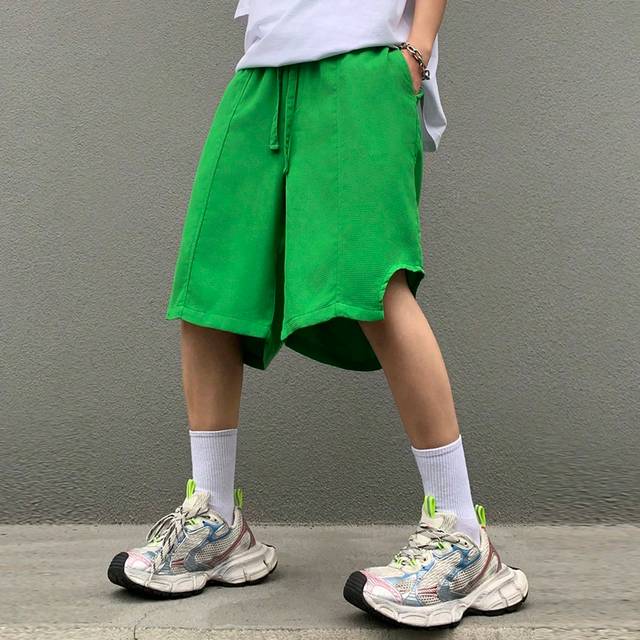 Manfinity Men&#39;s Solid Color Wide Leg Split Hem Bermuda Green Baggy Shorts