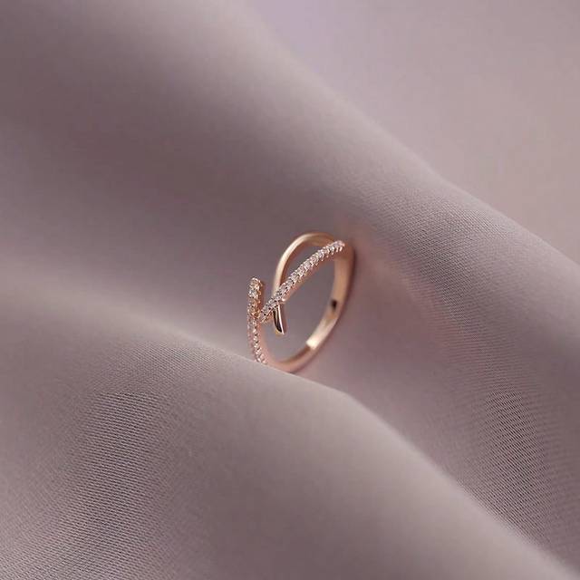 SHEIN 1pc Simple And Unique Fashionable Cross  Ring With A Cold Tone
