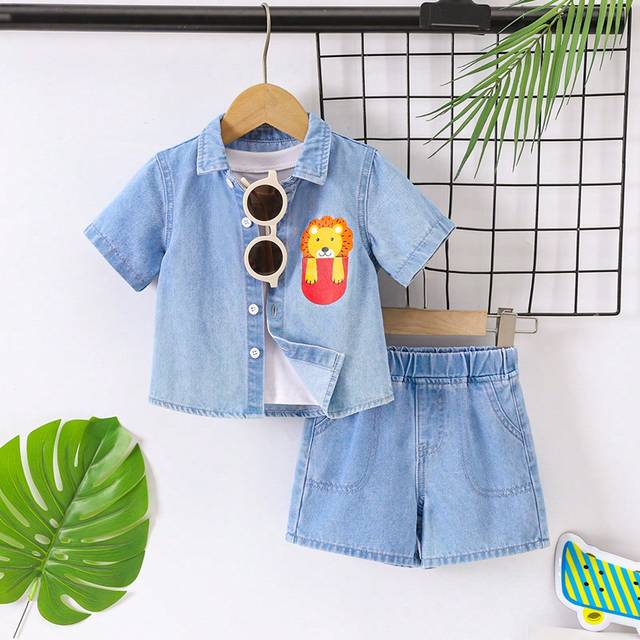 SHEIN Baby Boys&#39; 2pcs/Set Cute Soft Lion Printed Short Sleeves Lapel Light Blue Denim Shirt And Cute Loose Straight Legs Denim Shorts Set,For Summer Two-Pie