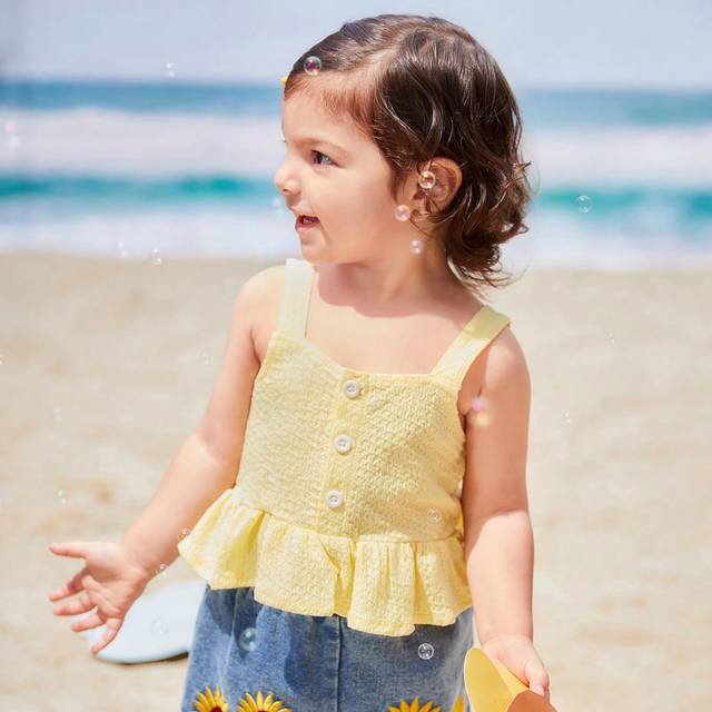 SHEIN Baby Girl Vacation Leisure Solid Color Vest Top With Sunflower Embroidery Denim Shorts Set
