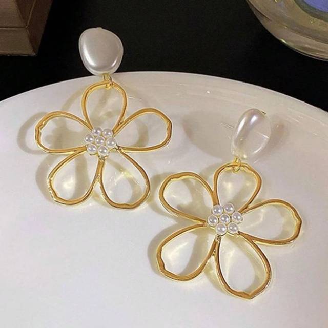 SHEIN 1pair Fashionable And Luxurious Carved Plant & Flower Design Earrings With Faux Pearls For Summer Outfits, Exaggerated European And American Style Ear