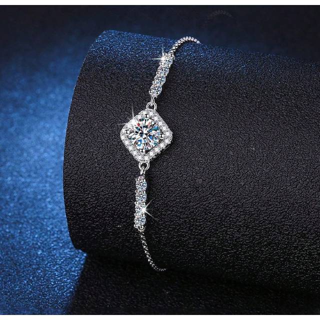 SHEIN 1pc Sweet & Versatile 925 Silver 1 Carat Moissanite Bracelet Suitable For Women&#39;s Daily Wear And Parties, Best Gift For Jewelry Lover Rhinestone Brace