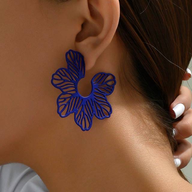 SHEIN 1pair Blue Hollowed Alloy Flower Jewelry Earrings, Vintage And Metallic Feel Lady&#39;s Ear Studs, Suitable For Daily Wear And Making Great Gifts For Frie