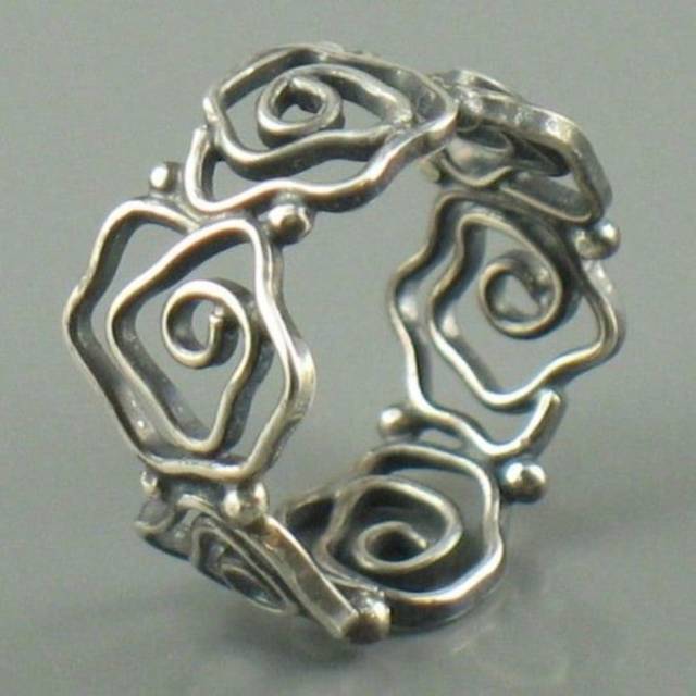 SHEIN Vintage Band Ring Hollow Rose Design Suitable For Men And Women Match Daily Outfits Chic And Cheap Thing That U Must Have One