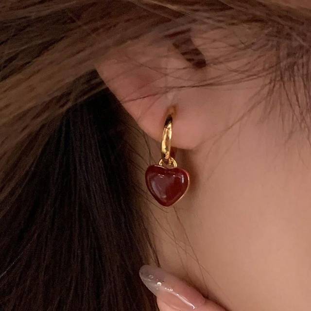 SHEIN 1 Pair Vintage Chic Zinc Alloy Red Heart Gold Hoop Earrings, Best Gift For Girlfriend/Mother On Thanksgiving