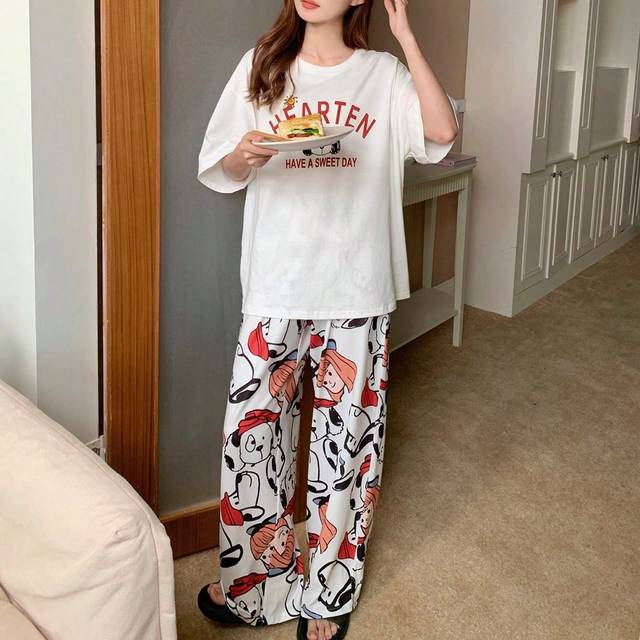 DAZY Women&#39;s Cartoon Letter Printed Short Sleeve T-Shirt And Pants Pajama Set White Set Summer