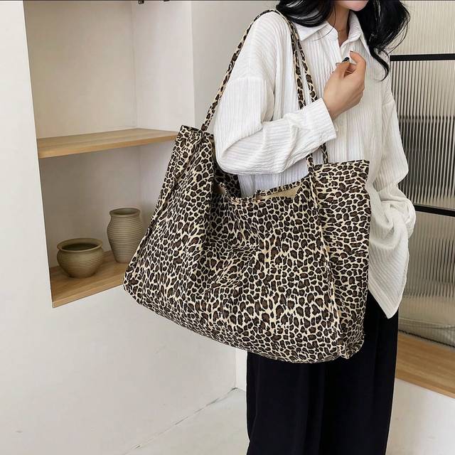 SHEIN 1pc Leopard Print Over-Shoulder Tote Bag, Fashionable Shopping Bag With Large Capacity, Casual Beach Bag, Handbag For Women, Customizable,Fashionable