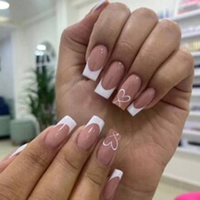 24 st/set Medellängd fyrkantig enkel vit fransk press på naglar tips Hjärtmönster Design lösnaglar, innehåller 1 st gelélim och 1 st nagelfil, lämplig - Multifärgad