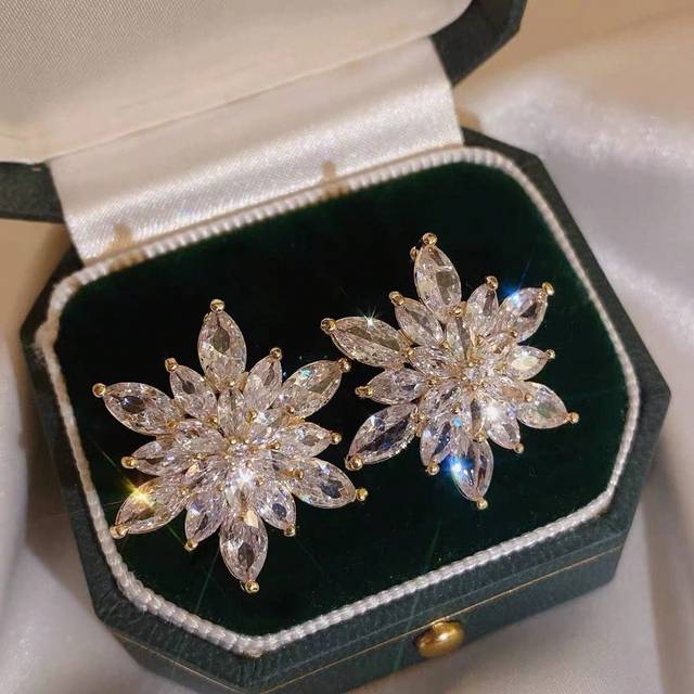 SHEIN 1 Pair Glitter Rhinestone Snowflake & Floral Design Stud Earrings, Multilayered Gold-Color Summer Earrings, Suitable For Daily, Holiday, Casual Occasi