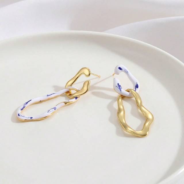 SHEIN 1pair Stylish Asymmetrical Shape Blue And White Porcelain Earrings (Random Hand-Painted Stripe Pattern)