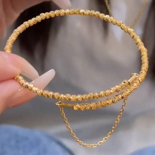 SHEIN 1pc Gold-Color Crumb Single Circle Memory Wire Bracelet, Chic & Versatile Personalized Bangle