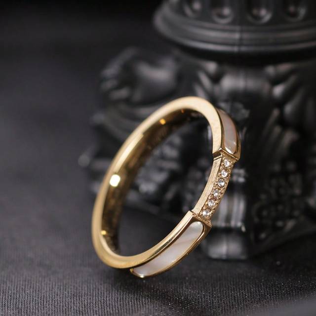 SHEIN 1pc Stainless Steel Ring With 6 Small Diamonds, Simple Style, 18K Gold-Color Shell Titanium Steel Ring, Suitable For Daily Wear