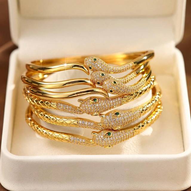 SHEIN 1/2/3 Pcs Fashion Classic Green Eye Ouroboros Bracelet Plated 24K Gold, 60mm Diameters Open-Ended Snake Bracelet, Suitable For Women Daily, Excluding