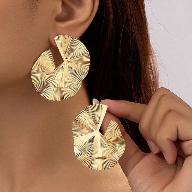 SHEIN 1 Pair Of Alloy And Asymmetrical Geometry Fan-Shaped Gold Ear Studs Suitable For Women Party Wear
