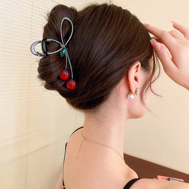 SHEIN 1pc Small Cherry Clip For Women&#39;s Large Hairpin, Hair Clip For Back Of Head, High-End Hair Claw, Hair Accessory Cute Valentine&#39;s Day Valentines Hair C