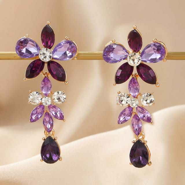 SHEIN 1pair Fashionable Geometric Colored Diamond Long Palace Style Retro Floral Dangle Earrings For Women Exaggerated Accessories Gift