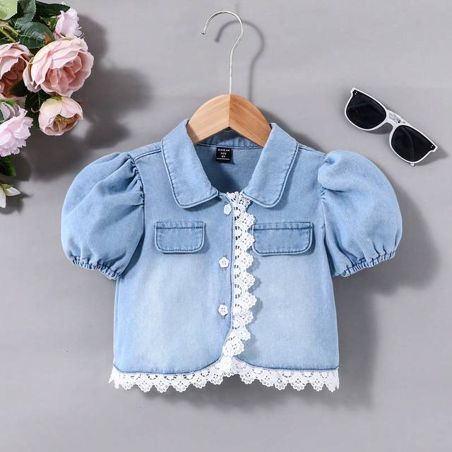 SHEIN Girls&#39; Floral Lace Decor Button Blue Denim Puff Sleeve Short Jacket