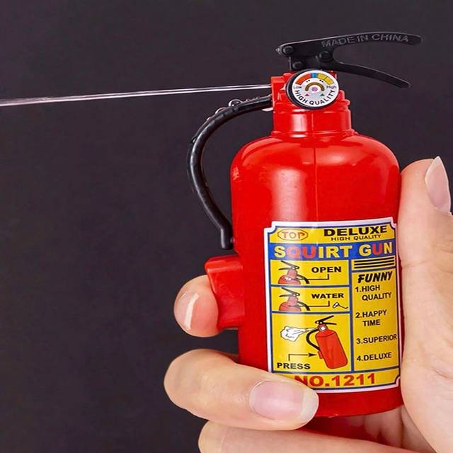SHEIN 1pc Creative Fire Extinguisher Water Gun, Spray & Splash Gun, Summer Water Play Toy, Prank Water Gun Toy (Random Button Style), Toy Guns, Prank Water