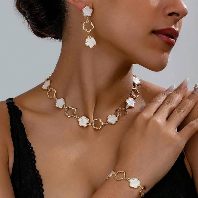 SHEIN 1set Fashion European Style Exaggerated Acrylic Hollow Clover Earrings Necklace Bracelet Jewelry Set For Women Valentines,Mom,Mother,Mother&#39;s Day,Gift