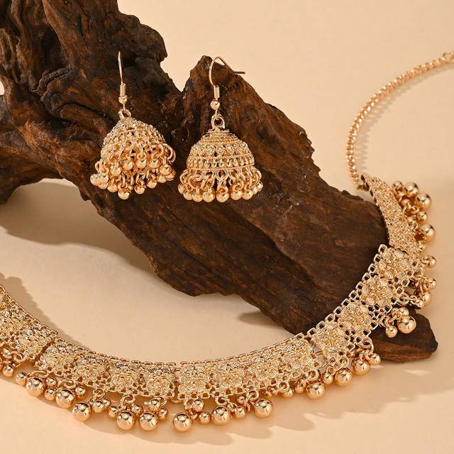 SHEIN 3pcs/Set Fashionable Luxurious Gold-Plated Bohemian Style Jewelry Set,Hollow Out Earrings + Flower Necklace Set Suitable For Women&#39;s Daily Or Banquet