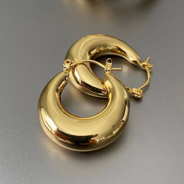 SHEIN Women&#39;s Thick Gold Hoop Earrings, 18K Gold-Plated, Low Allergenicity, Oval-Shaped Earrings, Suitable For Girls As Fashion Jewelry