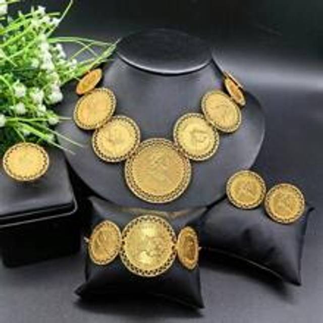 1 set fashionabla smyckesset för kvinnor med rund skiva hänge, inklusive halsband, örhängen, armband och ring, guldpläterade, lämpliga för Dubai, USA, - Gult guld (En-Storlek)