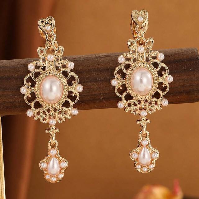 SHEIN 1 Pair Vintage Baroque Luxe Earrings For Women, Gold-Tone Pearl & Lace Teardrop Queen Scepter Non-Piercing Clip-On Earrings