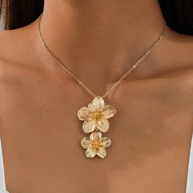 SHEIN 1pc Exquisite Double Layer Gold Flower Shape Pendant Necklace, Wedding Gift For Women Valentines,Mom,Mother,Mother&#39;s Day,Gift