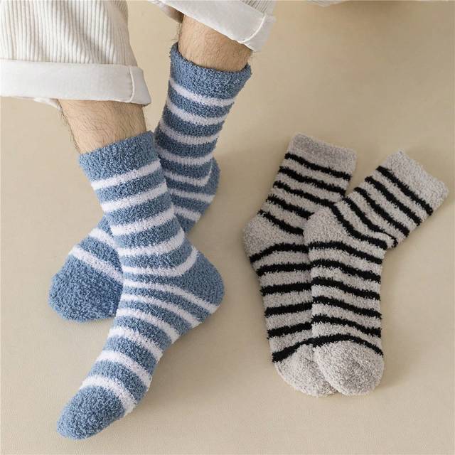 SHEIN 2Pairs Men Cozy Plain Solid Color Warmly Soft Fuzzy Stripes Black Socks Comfort Fluffy Quarter Socks