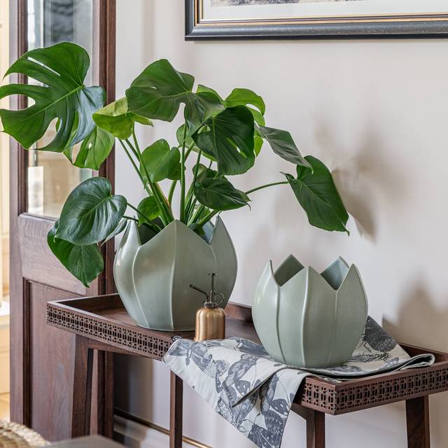 Kew Flower Planter - Ceramic - L30 x W30 x H29 cm - Pistachio Green