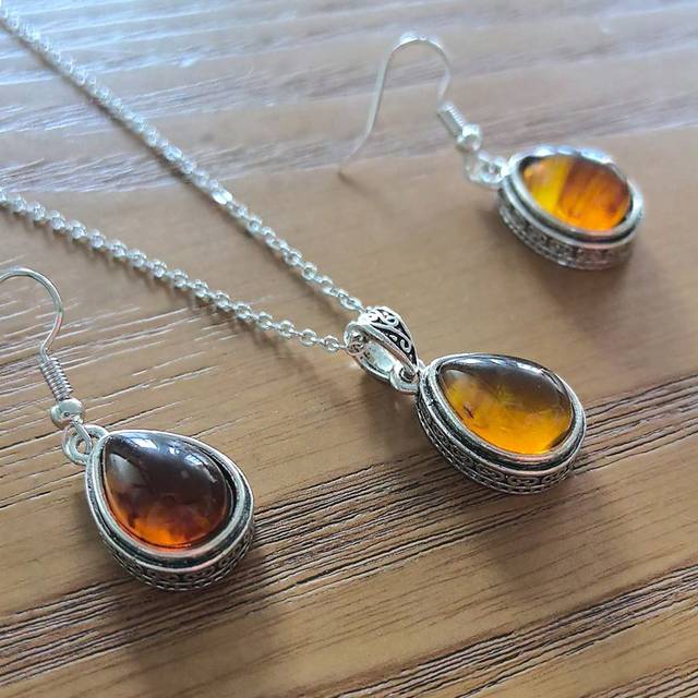 SHEIN Amber Color Teardrop Pendant Necklace And Earrings Set, Multi-Style Available Fashionable Jewelry Set For Women