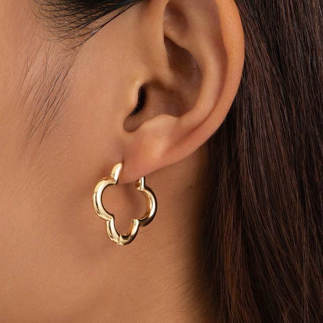 SHEIN 1pair Fashionable & Sweet Geometric Quatrefoil Flower Hollow Stud Earrings, Suitable For Daily Wear Jewelry Gift
