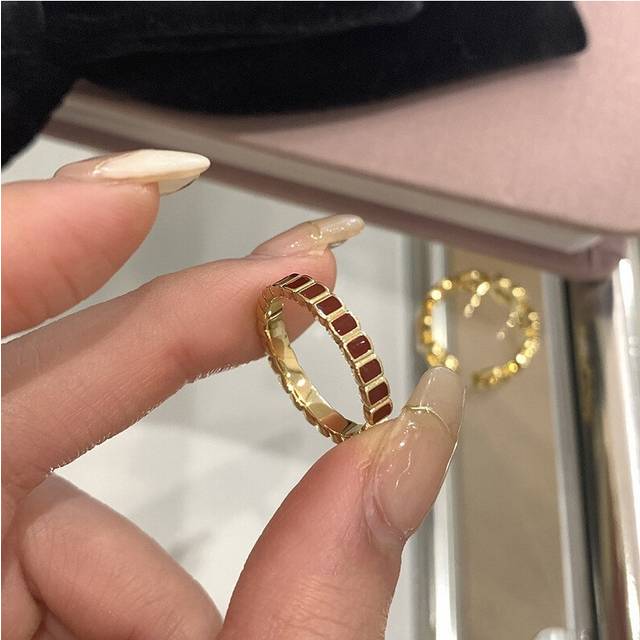 (J3656) Contemporary Vintage Copper Ring For Women With Luxurious Gold Finish And Dazzling Geometric Diamond Detailing
