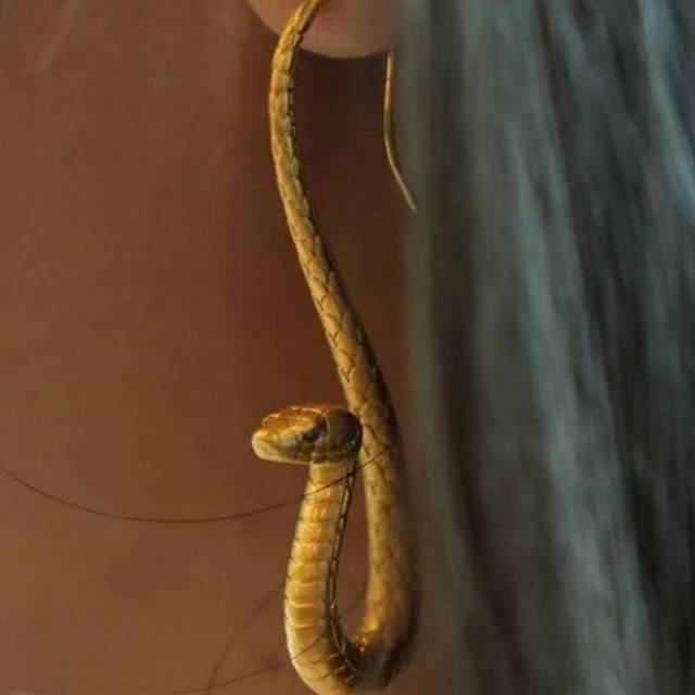 SHEIN 1 Pair Fashionable Gold Snake Shaped Ear Hook Earrings, Stylish Faux Surreal Design, Suitable For Nightclub & Casual Wear