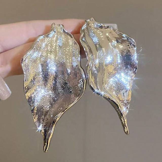 SHEIN 1pc Exaggerated Retro Large Leaf Shaped Metal Unique Ear Rings, High-End Crumpled Metal Dramatic Earrings With Volcanic Texture Niche 3D Ear Pendant F