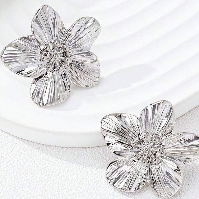 SHEIN 1pair French Style Vintage Exaggerated Flower Shaped Earrings Suitable For Daily Wear Valentines,Mom,Mother,Mother&#39;s Day,Gift