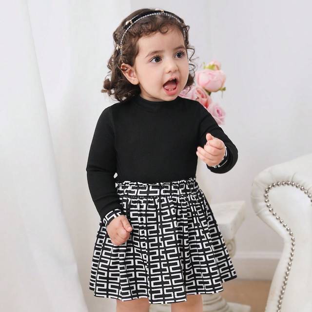 SHEIN 2pcs/Set Baby Girl Printed T-Shirt And Skirt Set 2pcs/Set Infant Girls Black Long Sleeve Printed Outfit Set Party Wear Outfit