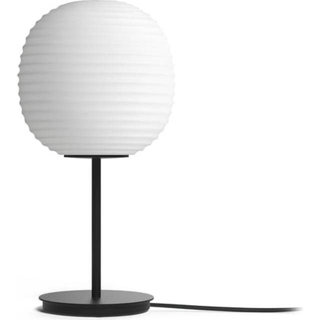 NEW WORKS Lantern Bordslampa M. Svart Fot & Matt Vit Opal Glas Mindre - Svart bas och Opal Glas