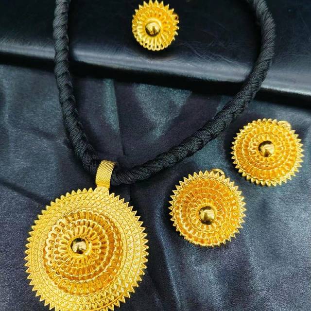 SHEIN 3pcs Women&#39;s Fashionable Black Rope Gold Plated Pendant Jewelry Set: Necklace, Earrings, Bracelet, Ring, For Saudi Arabia, US, Germany, Africa, Weddin