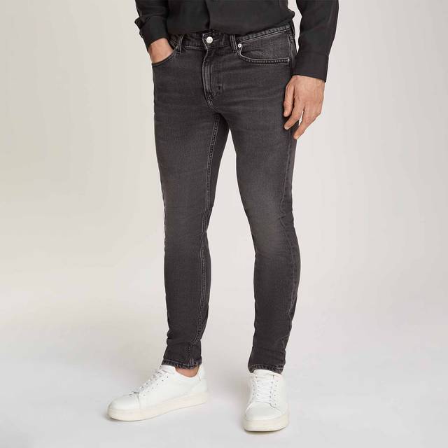 Calvin Klein Jeans – Svarta, tvättade, avsmalnande jeans med smal passform-Svart/a