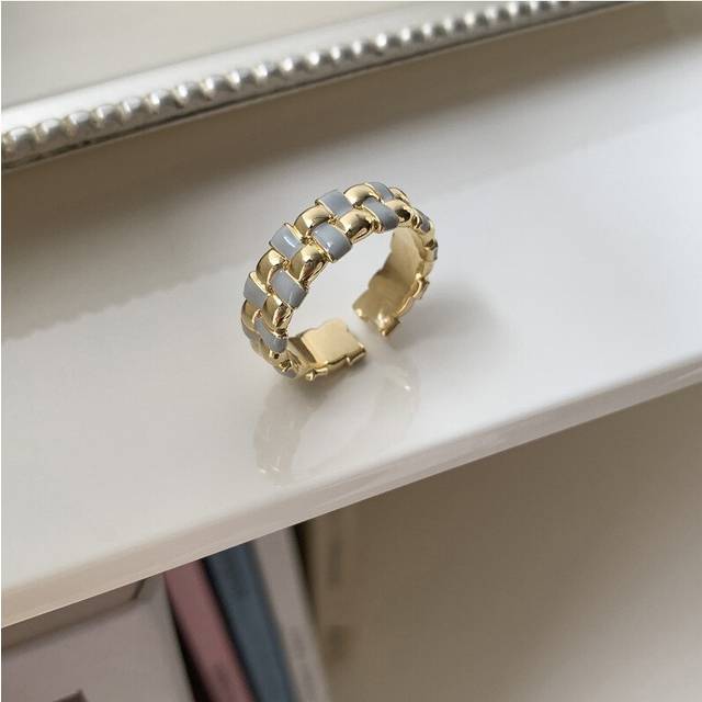 (J4251) Contemporary Vintage Copper Ring For Women With Luxurious Gold Finish And Dazzling Geometric Diamond Detailing